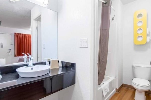 Foto van 1 Queensize Bed | Niet-rokende, Mini Koelkast - Vakantiehuis in Bakersfield - BathRoom