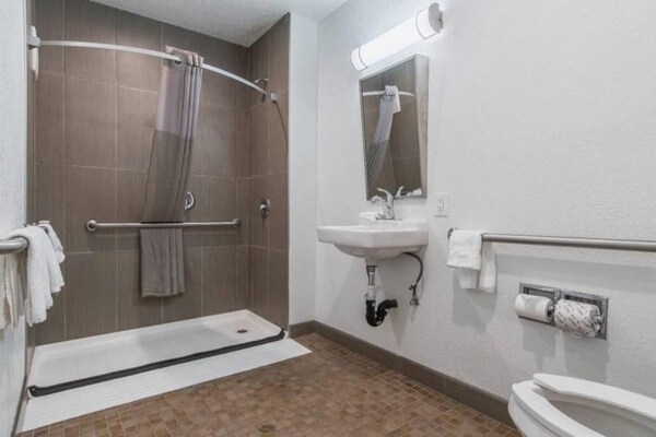 Foto van 1 Queensize Bed | Niet-rokende, Mini Koelkast - Vakantiehuis in Bakersfield - Facilities