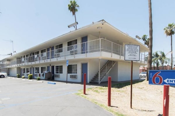 Foto van 1 Queensize Bed | Niet-rokende, Mini Koelkast - Vakantiehuis in Bakersfield - Facilities