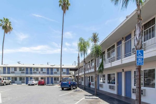 Foto van 1 Queensize Bed | Niet-rokende, Mini Koelkast - Vakantiehuis in Bakersfield - ExteriorSummer