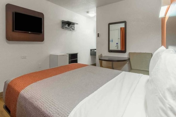 Foto van 1 Queensize Bed | Niet-rokende, Mini Koelkast - Vakantiehuis in Bakersfield - BedRoom
