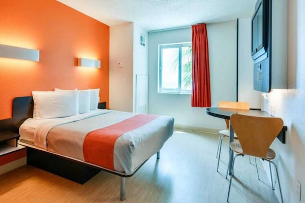 Foto van 1 tweepersoonsbed (Queensize) | Koelkast - Vakantiehuis in Biloxi - BedRoom