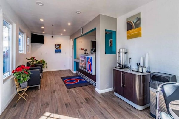Foto van 1 Queensize Bed | Ada/tub/micfridge - Vakantiehuis in Fountain Valley - FloorPlan