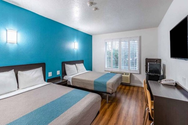 Foto van 1 Queensize Bed | Ada/tub/micfridge - Vakantiehuis in Fountain Valley - BedRoom
