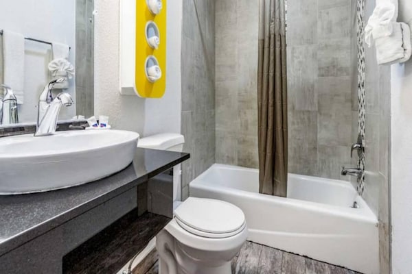 Foto van 1 Queensize Bed | Ada/tub/micfridge - Vakantiehuis in Fountain Valley - BedRoom