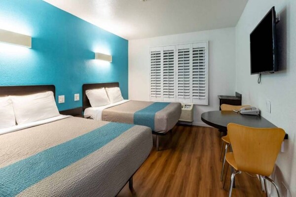 Foto van 1 Queensize Bed | Ada/tub/micfridge - Vakantiehuis in Fountain Valley - BedRoom
