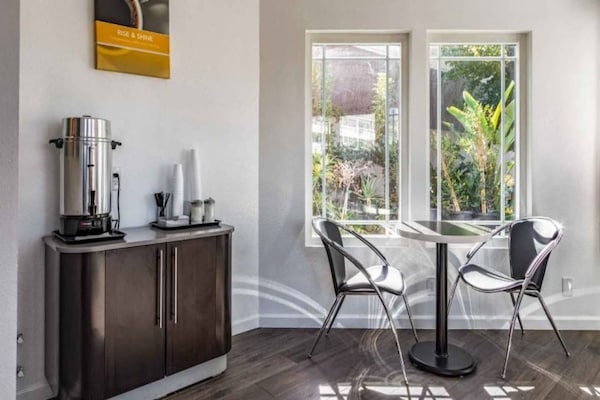Foto van 1 Queensize Bed | Ada/tub/micfridge - Vakantiehuis in Fountain Valley - Facilities