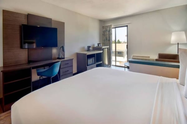 Foto van 1 tweepersoonsbed (queensize) | Roken mogelijk - Vakantiehuis in Lawndale - BedRoom
