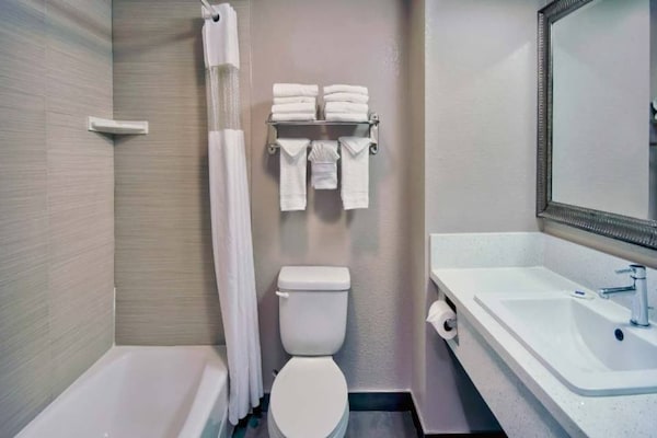 Foto van 1 tweepersoonsbed (queensize) | Roken mogelijk - Vakantiehuis in Lawndale - BathRoom