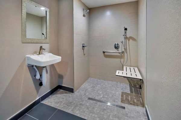 Foto van 1 tweepersoonsbed (queensize) | Roken mogelijk - Vakantiehuis in Lawndale - BathRoom
