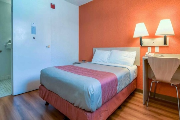 Foto van 1 tweepersoonsbed (queensize) | Luxe minikoelkast - Vakantiehuis in Rowland Heights - BedRoom