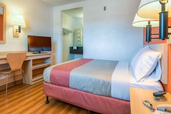 Foto van 1 tweepersoonsbed (queensize) | Luxe minikoelkast - Vakantiehuis in Rowland Heights - BedRoom