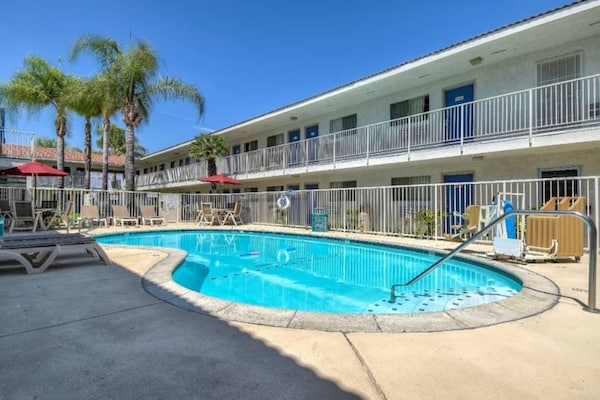 Foto van 1 tweepersoonsbed (queensize) | Luxe minikoelkast - Vakantiehuis in Rowland Heights - Pool
