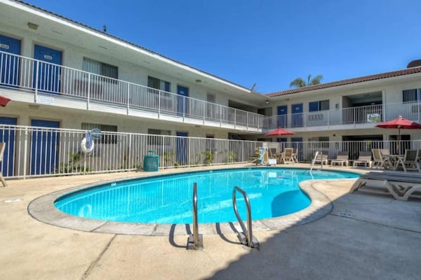 Foto van 1 tweepersoonsbed (queensize) | Luxe minikoelkast - Vakantiehuis in Rowland Heights - Pool