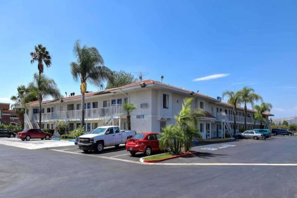 Foto van 1 tweepersoonsbed (queensize) | Luxe minikoelkast - Vakantiehuis in Rowland Heights - ExteriorSummer