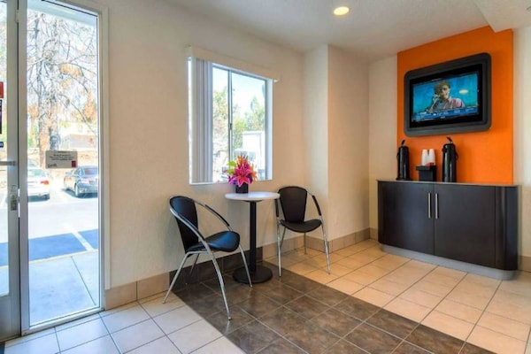 Foto van 1 tweepersoonsbed (queensize) | Luxe minikoelkast - Vakantiehuis in Rowland Heights - FloorPlan