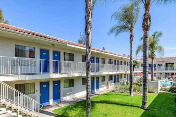 Foto van 1 tweepersoonsbed (queensize) | Luxe minikoelkast - Vakantiehuis in Rowland Heights - ExteriorSummer