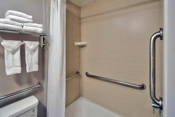 Foto van 1 kingsize bed | Rookvrij, bubbelbad - Vakantiehuis in Lawndale - BathRoom