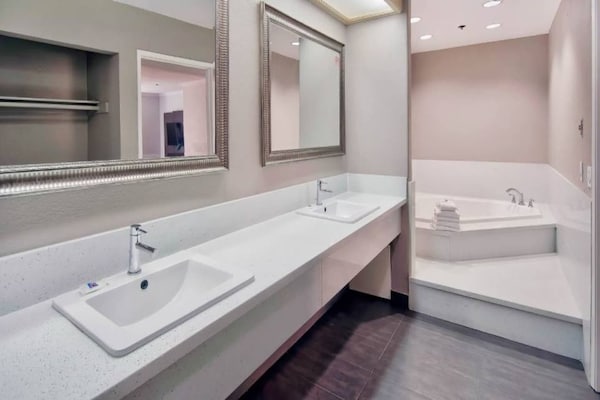 Foto van 1 kingsize bed | Rookvrij, bubbelbad - Vakantiehuis in Lawndale - BathRoom