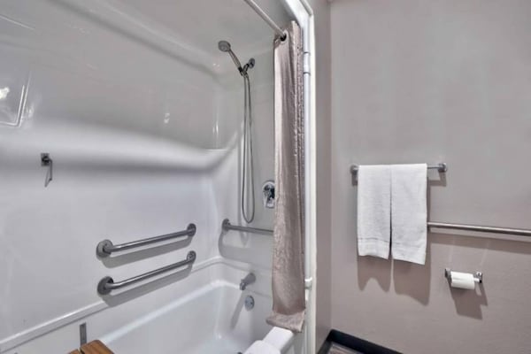 Foto van 1kingsize bed|Toegankelijk voor mindervaliden,NSMK - BathRoom