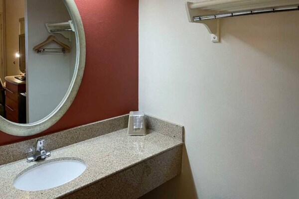 Foto van Queensize bed | Toegankelijk | Bad | Magnetron - Vakantiehuis in Barstow - BathRoom