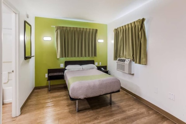 Foto van 1 tweepersoonsbed (queensize) | Roken mogelijk - Vakantiehuis in Jacksonville - BedRoom