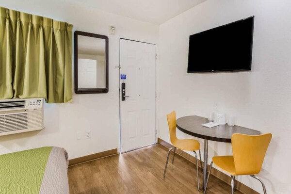 Foto van 1 tweepersoonsbed (queensize) | Roken mogelijk - Vakantiehuis in Jacksonville - BedRoom