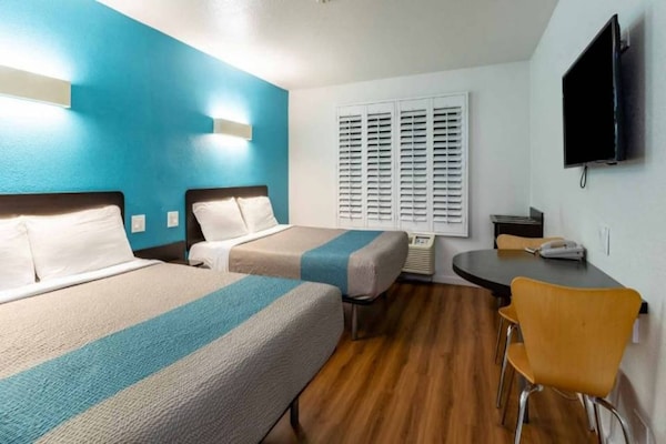 Foto van 1 Queensize Bed | Master Suite, Micfridge, S - Vakantiehuis in Fountain Valley - BedRoom