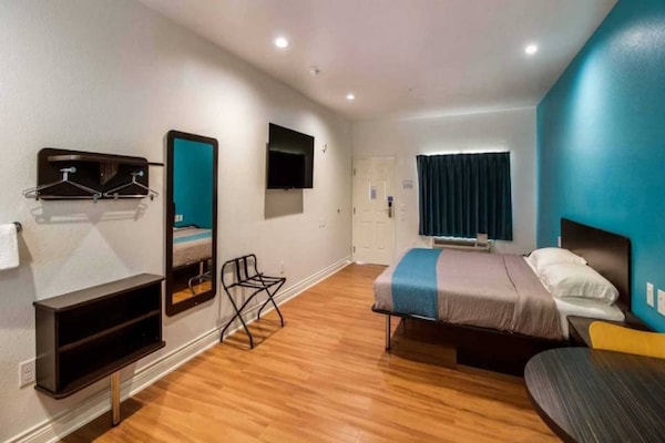 Foto van 1 King Bed | Zakelijk, Niet-roken, Micf - Vakantiehuis in Houston - BedRoom