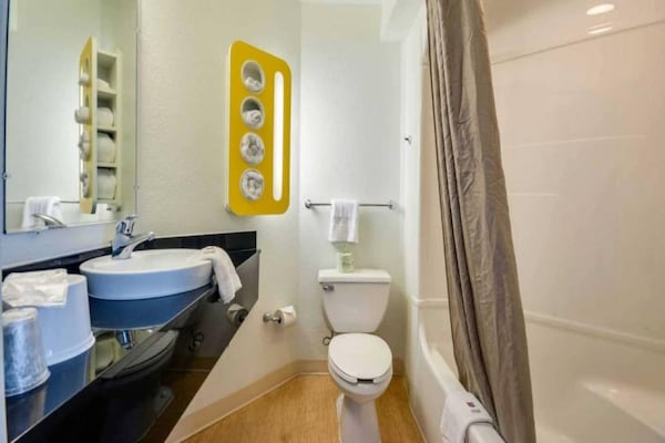 Foto van 1 tweepersoonsbed | Toegankelijk voor mindervaliden / Badkuip / Magnetron - BathRoom