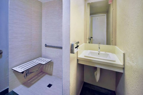 Foto van 1 King Bed | Niet Rokend - Vakantiehuis in Lawndale - BathRoom