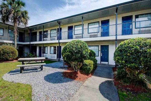 Foto van 1 King Bed | Roken - Vakantiehuis in Ocean Springs - ExteriorSummer