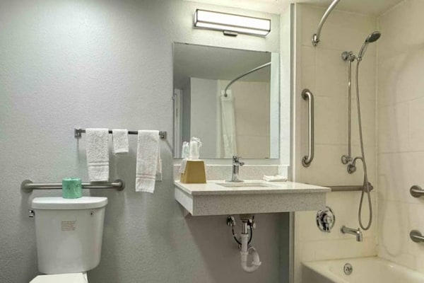 Foto van 1 kingsize bed | Roken toegestaan, koelkast aanwezig - BathRoom