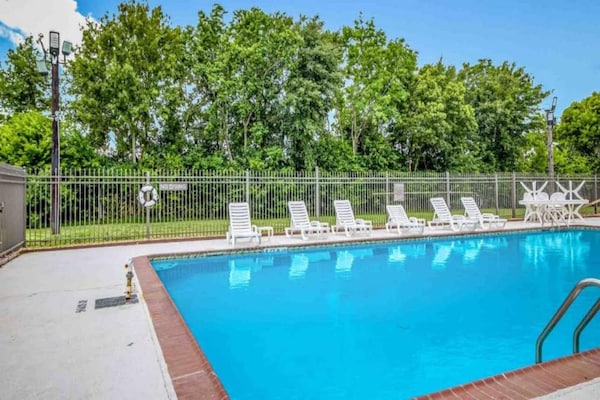 Foto van 1 King Bed | Niet-rokende, Keuken - Vakantiehuis in Groves - Pool