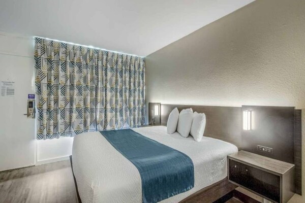 Foto van 1 King Bed | Niet-rokende, Keuken - Vakantiehuis in Groves - BedRoom