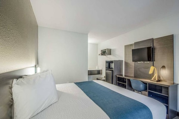 Foto van 1 King Bed | Niet-rokende, Keuken - Vakantiehuis in Groves - BedRoom