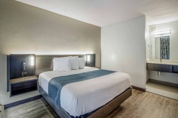 Foto van 1 King Bed | Niet-rokende, Keuken - Vakantiehuis in Groves - BedRoom
