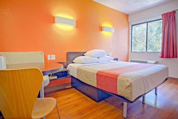 Foto van 1 King Bed | Micfridge - Vakantiehuis in EAST BRUNSWICK - BedRoom