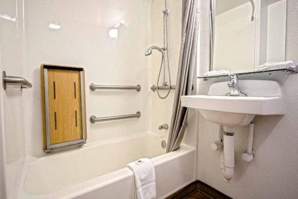 Foto van 1 King Bed | Micfridge - Vakantiehuis in EAST BRUNSWICK - BathRoom