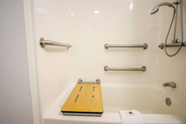 Foto van 1 King Bed | Micfridge - Vakantiehuis in EAST BRUNSWICK - BathRoom