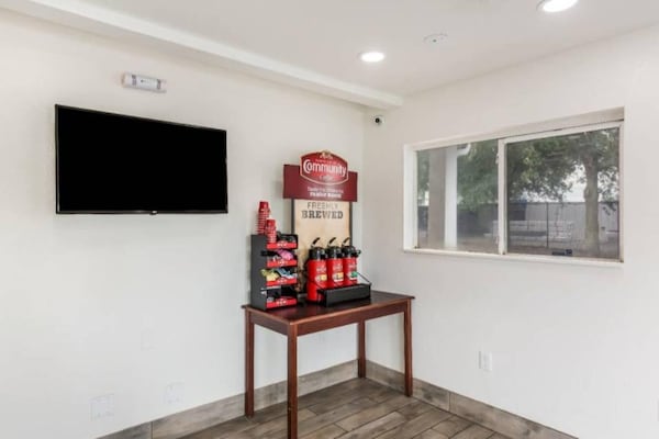 Foto van 1 Queensize Bed | Ada/ri -douche/nsmk/keuken - Vakantiehuis in Jacksonville - FloorPlan
