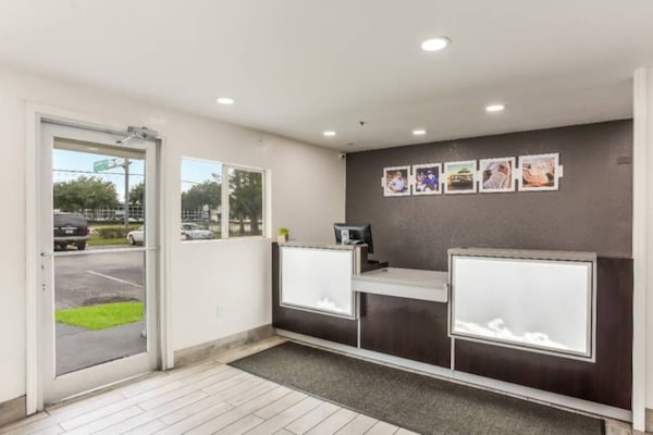 Foto van 1 Queensize Bed | Ada/ri -douche/nsmk/keuken - Vakantiehuis in Jacksonville - FloorPlan