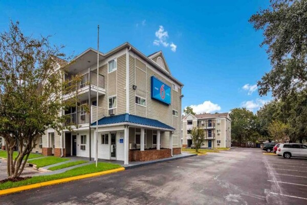 Foto van 1 Queensize Bed | Ada/ri -douche/nsmk/keuken - Vakantiehuis in Jacksonville - ExteriorSummer