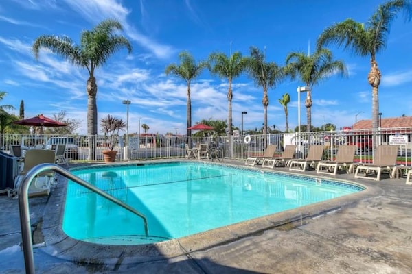 Foto van 1 tweepersoonsbed (Queensize) | Anaheim West - Vakantiehuis in Stanton - Pool