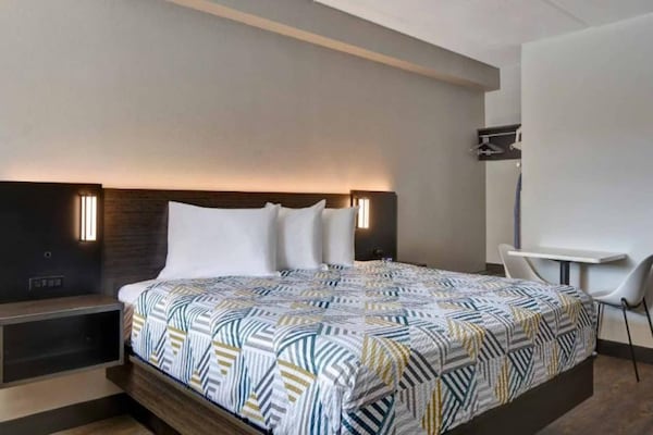 Foto van 1 kingsize bed | Badkuip met rolstoeltoegang | NSMK | Keuken - BedRoom
