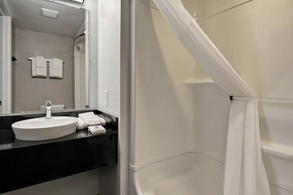 Foto van 1 kingsize bed | Badkuip met rolstoeltoegang | NSMK | Keuken - BathRoom