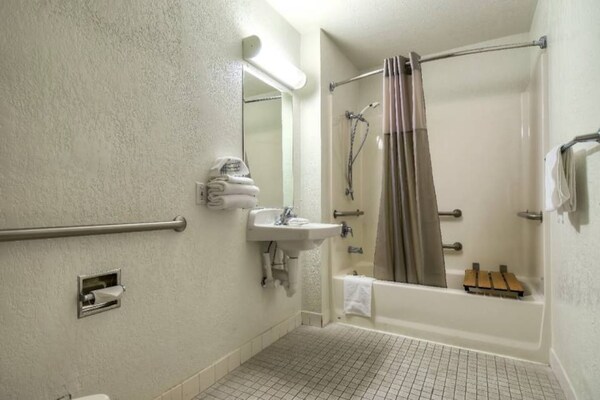 Foto van 1 tweepersoonsbed | Rowland Heights - Vakantiehuis in Rowland Heights - Facilities