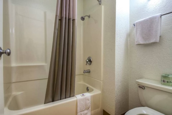 Foto van 1 tweepersoonsbed | Rowland Heights - Vakantiehuis in Rowland Heights - Facilities