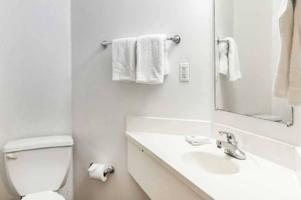 Foto van 1 tweepersoonsbed (queensize) | rolstoeltoegankelijk | NSMK - BathRoom