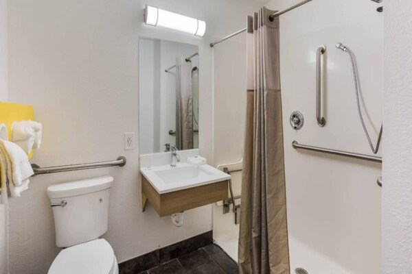 Foto van 1 kingsize bed | Rookvrij - Vakantiehuis in Jacksonville - BathRoom